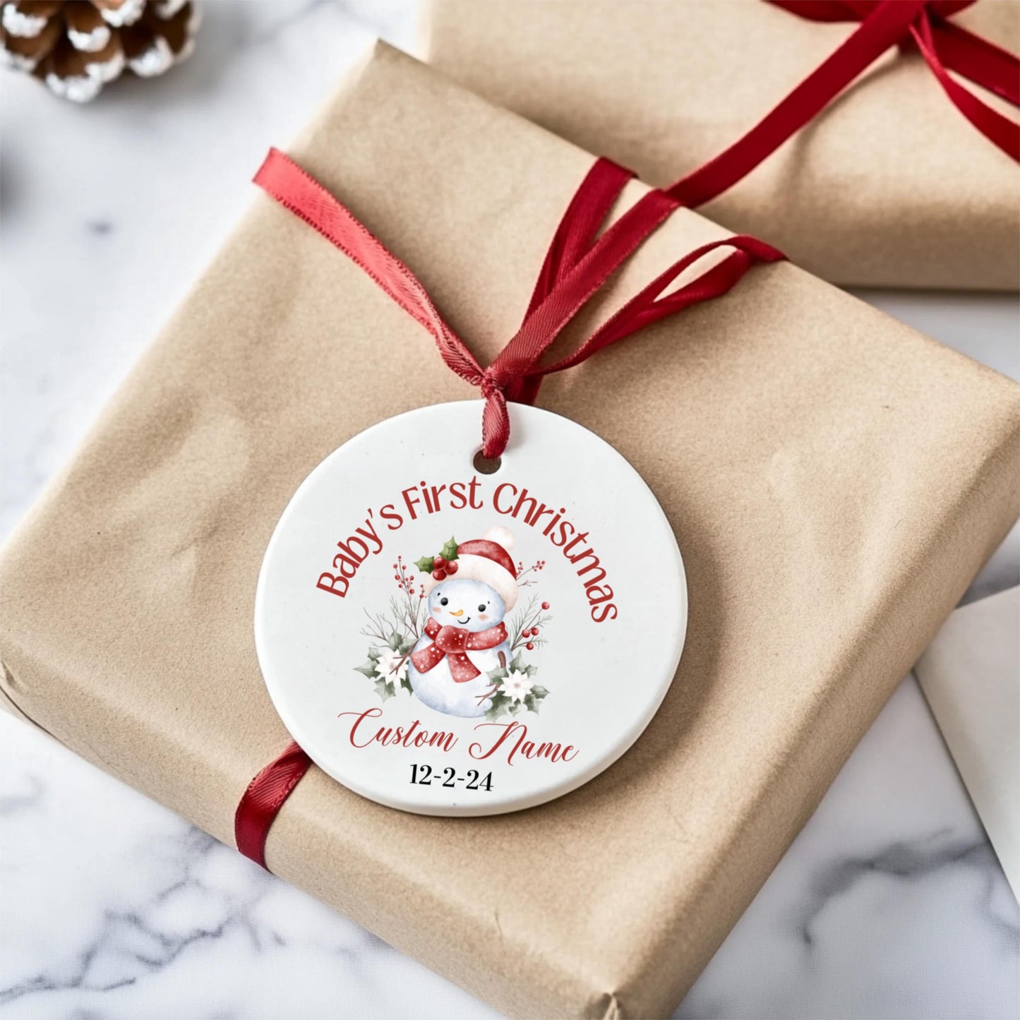 Ornement Personnalisé Premier Noël de Bébé, Prénom et Date Personnalisés, Décoration en Céramique Bonhomme de Neige, Souvenir de Vacances, Cadeau de Famille, Cadeau pour Collègue,